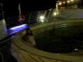 Las chicas se tiran a la piscina (cerrada xD) en la noche ibicenca.