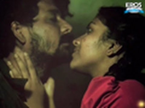 Vidharth lights a bulb for Amala Paul - Mynaa
