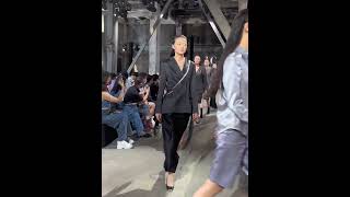 #Shorts #Fashion #Fashion #Runway #Chinafashionweek Ac·house·刘莉莉 2023春夏秀场，为独立女性提供时装成衣与以此为基础的氛围感美学。