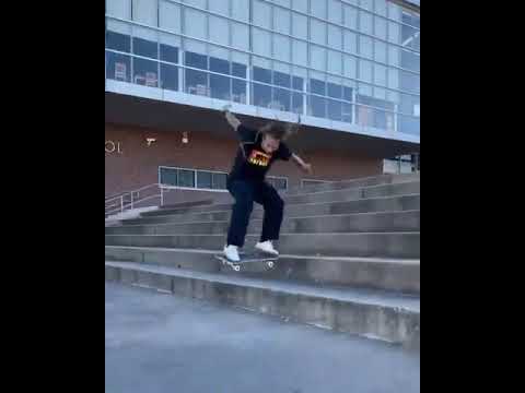 Textbook heelflip @neenwilliams 📹: @messy_snacks #shralpin | Shralpin Skateboarding