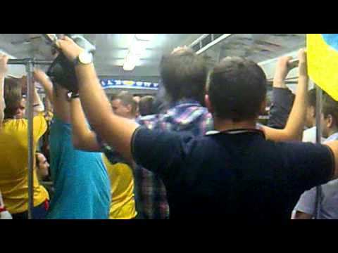 Украинские фанаты после матча с Швецией (в метро)