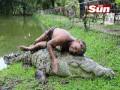 Man swims with 17 foot Crocodile