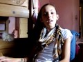Niña de 12 Años Cantando Corre