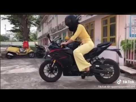 Cô giáo trường người ta mặc áo dài chạy mô tô kìa