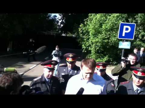 Навальный выходит из спецприемника