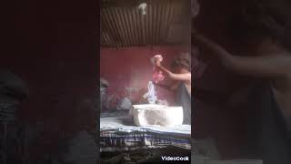 Rotina Da Manhã Da Laura Arrumando As Coisas E A Cama Dela