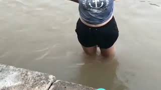 Selebgram Cantik Mandi Disungai