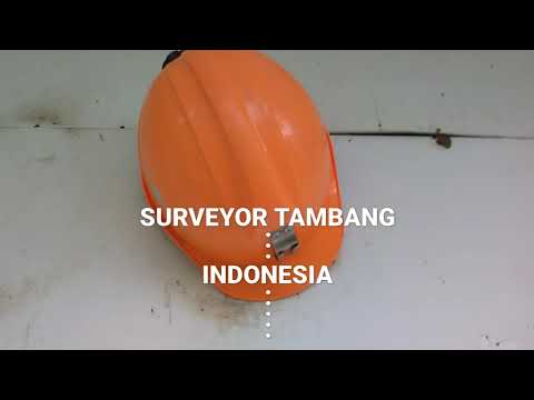 Helm safety untuk pelindung kepala saat bekerja di areal tambang oleh surveyor tambang emas stembayo