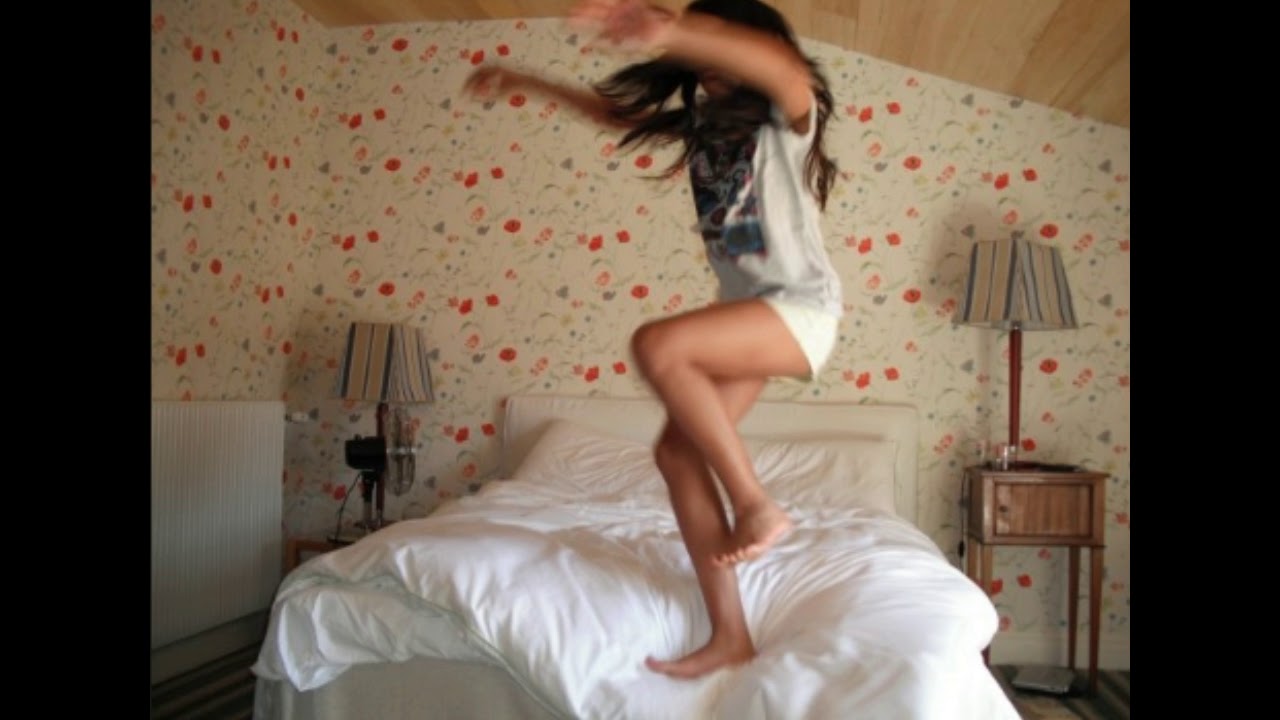 Студентка танцует в спальне