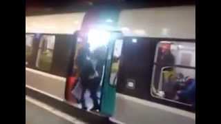 Metroyu Bekleten Kadına Tepki Göstermek