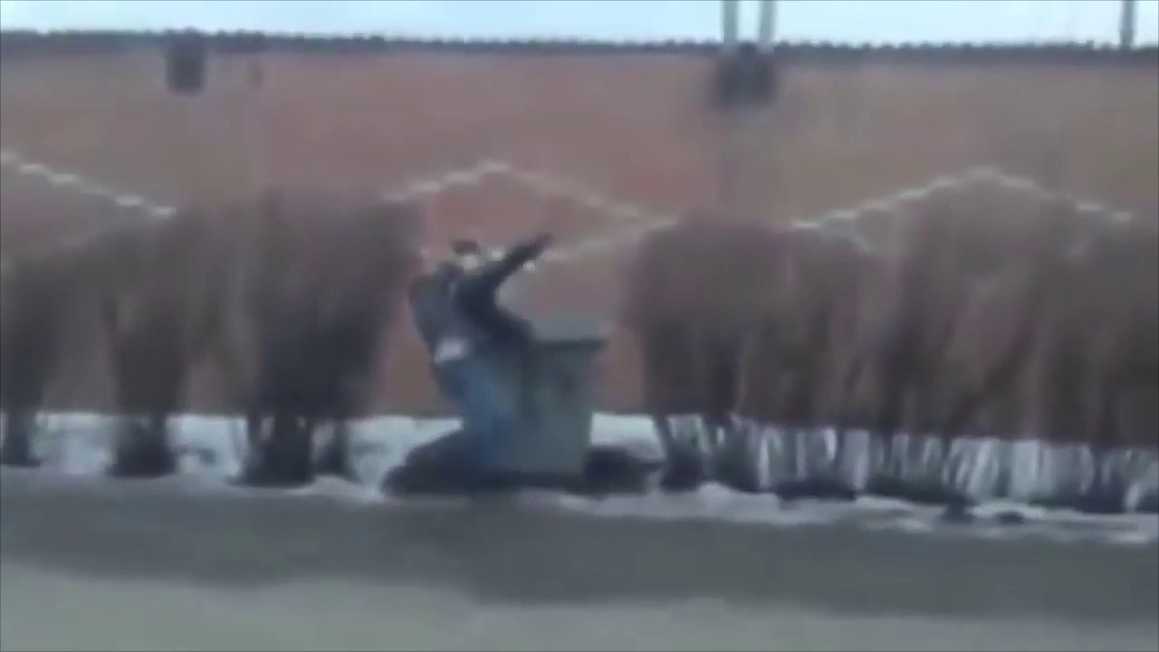 Бородатый парень выплеснул сперму на девушку после горячего секса