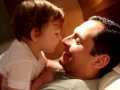 Dando beijinho de esquimó no papai