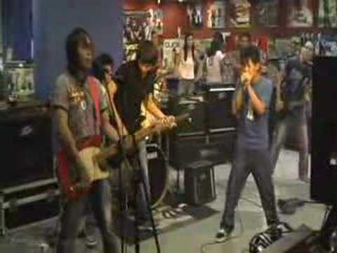 Eyescream performs MEMORIES live during instore appearance at MusicOne in Alabang. Captured with Panasonic PV-GS300 3CCD MiniDV camcorder. Kategorie: Music Eyescream performs MEMORIES live during instore appearance at MusicOne in Alabang. Captured with Panasonic PV-GS300 3CCD MiniDV camcorder. Kategorie: Music