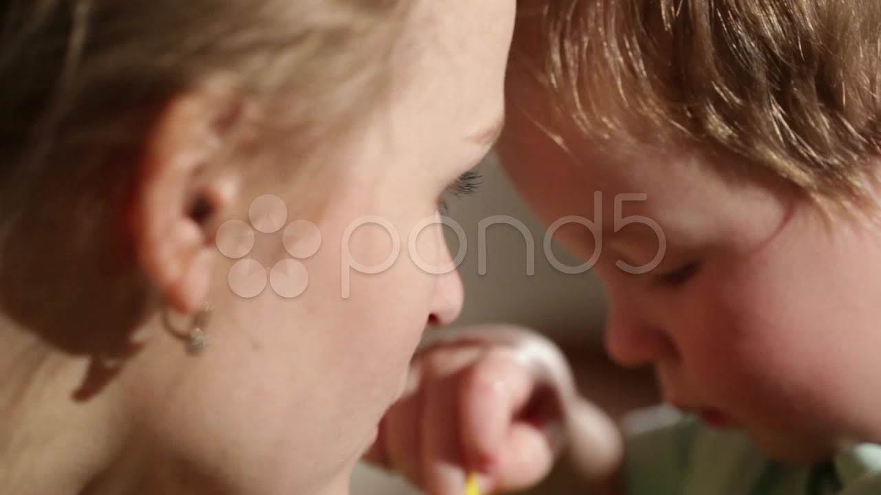 Молодая мама сосет у сына пенис и сперма спускается ей на язык