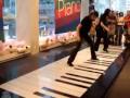 2 raparigas tocam em piano Gigante 2 raparigas tocam em piano Gigante