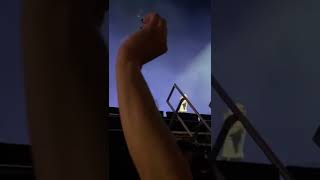 Halsey Konserde Fransızca Konuşuyor