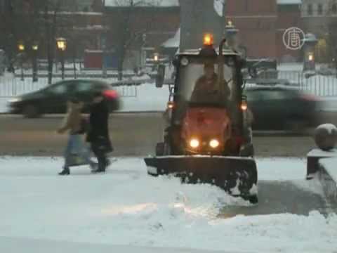 Москва стоит под снегом и в пробках