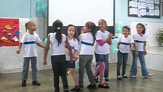 Meninas Dançando Na Festa Do Dia Das Mães