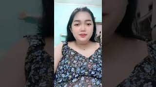 Ibu Cantik Menyusui Bayi