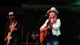 Watch Sunny Sweeney I Drink Well With Others video