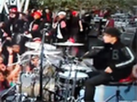Justin Bieber Drops Drumsticks at MTV Video Awards (VMA'S) Live