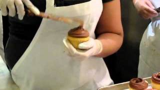 Magnolia Bakery - putting frosting on their cupcakes Magnolia Bakery - putting frosting on their cupcakes