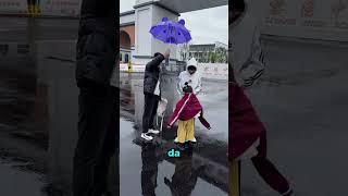 Yağmurlu Havada Abisine Sürpriz Yapan Küçük Kız Çok Üşümüşe Benziyor.