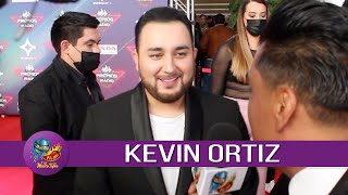 Kevin Ortiz en Los Premios de la Radio 2021 reunión con sus colegas de la música regional mexicano