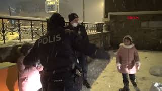 Polis, sokak kısıtlamasında çocuklarla kartopu oynadı