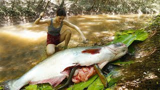 Primitive Technology - Cooking Big Catfish by Beautiful Girl At river