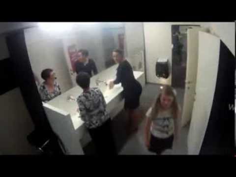 Засняли женщин скрытой камерой в туалете