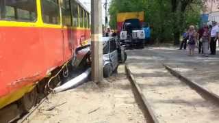 Видео ДТП Волжский 22.05.2013 Энгельса-Машиностроителей (Таксист не пропустил трамвай) от 89TERRORIST, улица Машиностроителей, Волжский, Россия