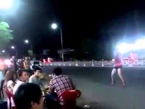 Em Xinh, Sexcy Quẩy Cực Xung Trên Đường Để Bán Kẹo Kéo, Quẩy Thế Này Thì Sao Bảo Nhiều Khách