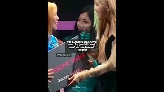 Rosé Jennienin Antisine Ödül Veriyor