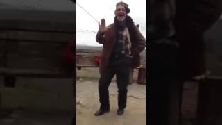 Qoca Kişi Özü Oxuyub Oynayır