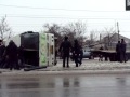 Видео Спасатели пытаются поставить автобус на колеса