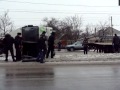 Video Спасатели пытаются поставить автобус на колеса