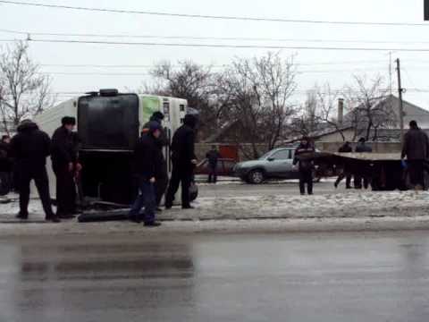 Спасатели пытаются поставить автобус на колеса