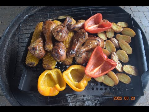 鳥の骨付き腿肉、とうもろこし、パプリカ、じゃがいもを焼いている最中に大雨が降ってきた