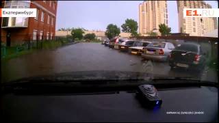 Видео Потоп на ул Рассветная и Сыромолотова от e1.ru, Рассветная улица, Ростов-на-Дону, Россия