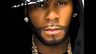 Watch R. Kelly Doin Dishes video