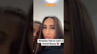 Astrid Nelsia Fait Un Câlin À Amadou