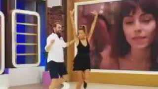 Kanal D'de Magazin D'yi sunan Özge Ulusoy'un yapımcısıyla çılgın dansı