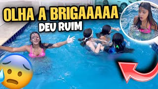 DEU BRIGA NA PISCINA!!!!! 😱 *QUEM PEGAR MAIS SABONETE GANHA* (desafio)