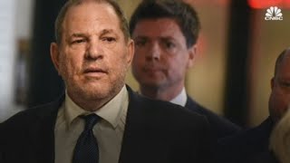 Accused Ual Predator Harvey Weinstein Confronted At An Nyc Bar