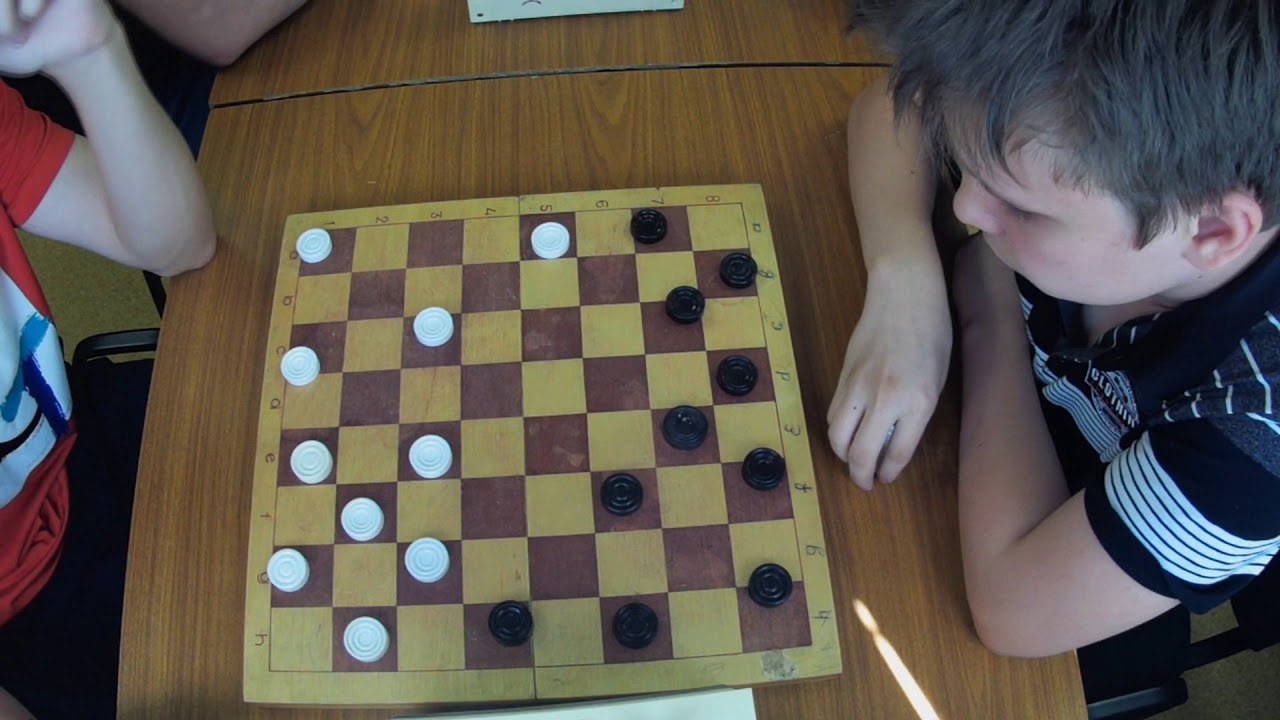 Гроссмейстеры в два ствола расписали смазливую шахматистку
