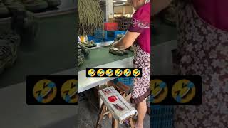 Trabajadora De Una Linea De Empaque Encintando Unos Tenis Rapidamente 720P Hd