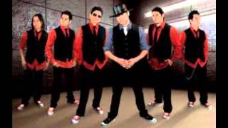 Watch La Mafia Alejate video