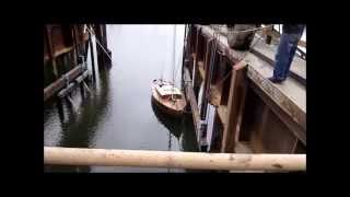Teak Lady Che Hon, Pull out