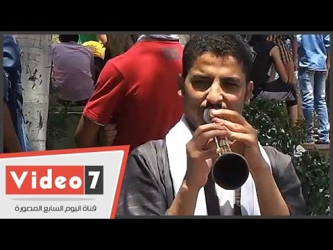 بالفيديو .. المزمار البلدى فى استقبال زوار الحدائق فى أول أيام العيد
